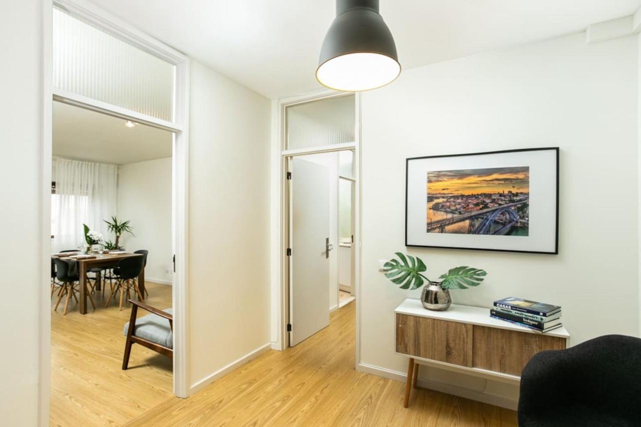 Aposentus - Elegant Functionality Downtown Apartment