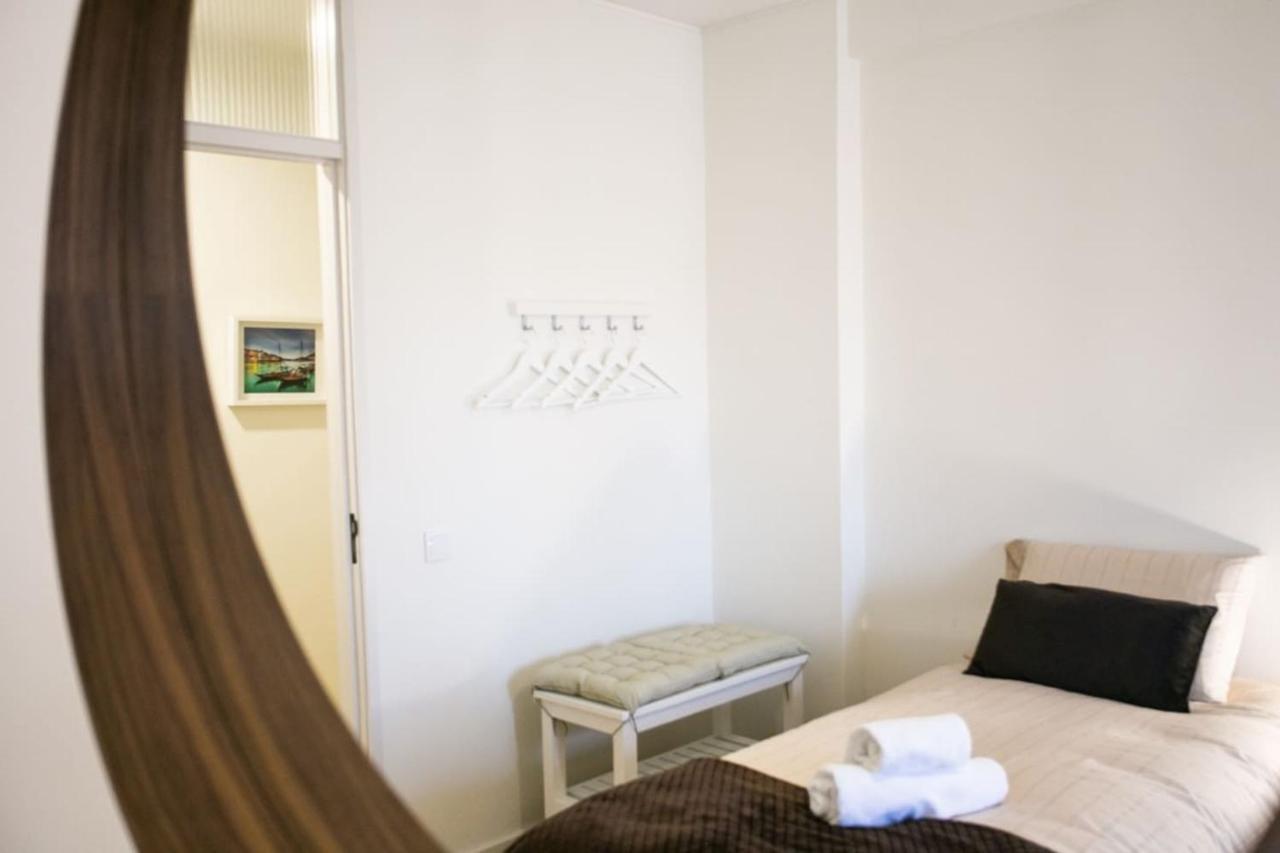 Aposentus - Elegant Functionality Downtown Apartment
