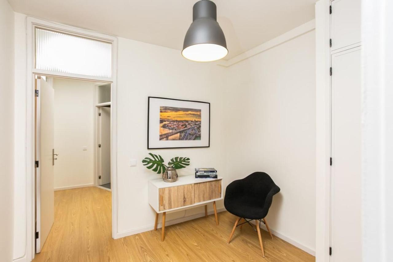 Aposentus - Elegant Functionality Downtown Apartment